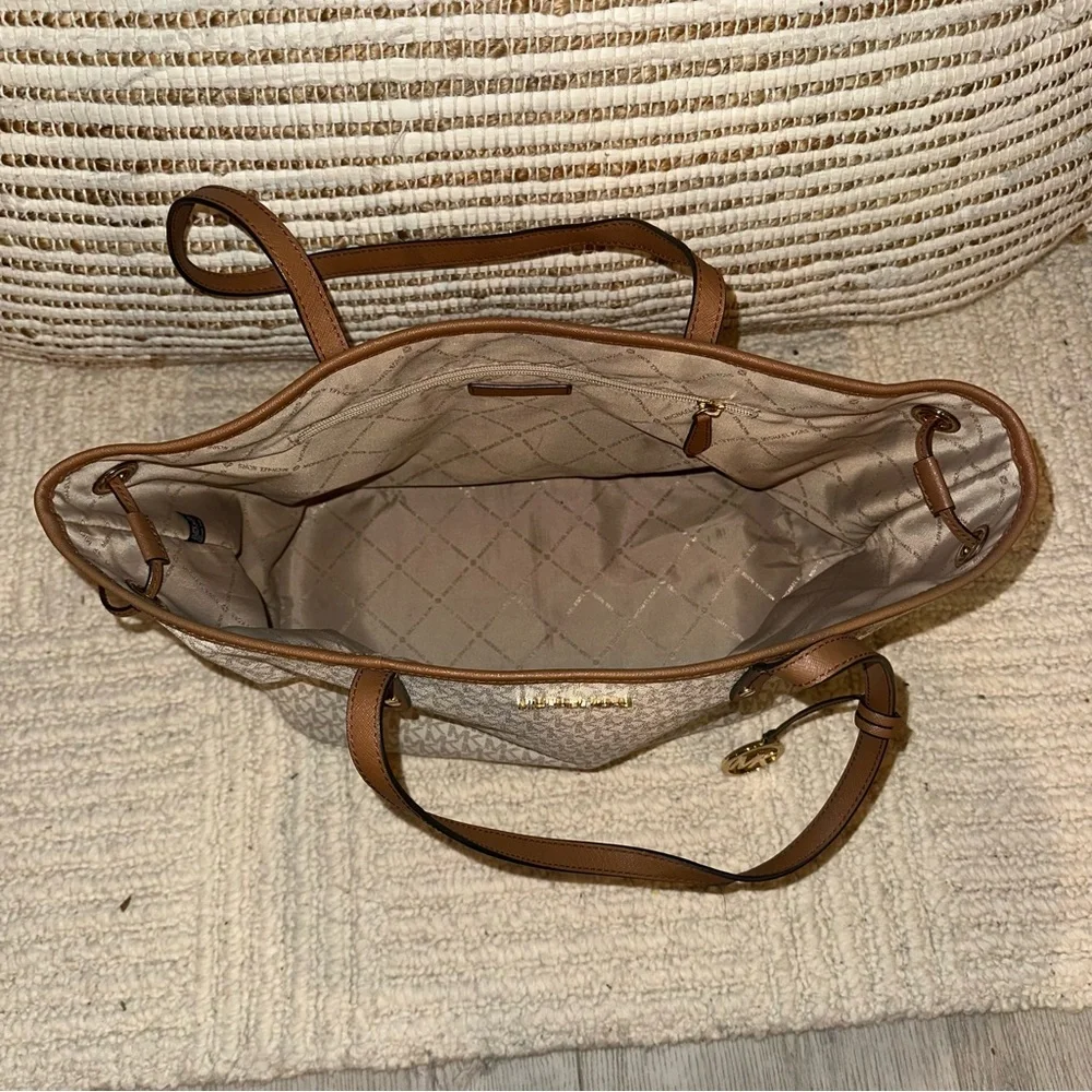 Michael Kors Cream and Tan Signature Tote with matching wallet - Picture 4 of 7